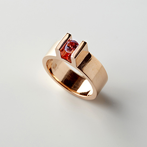 Tension ring red sapphire
