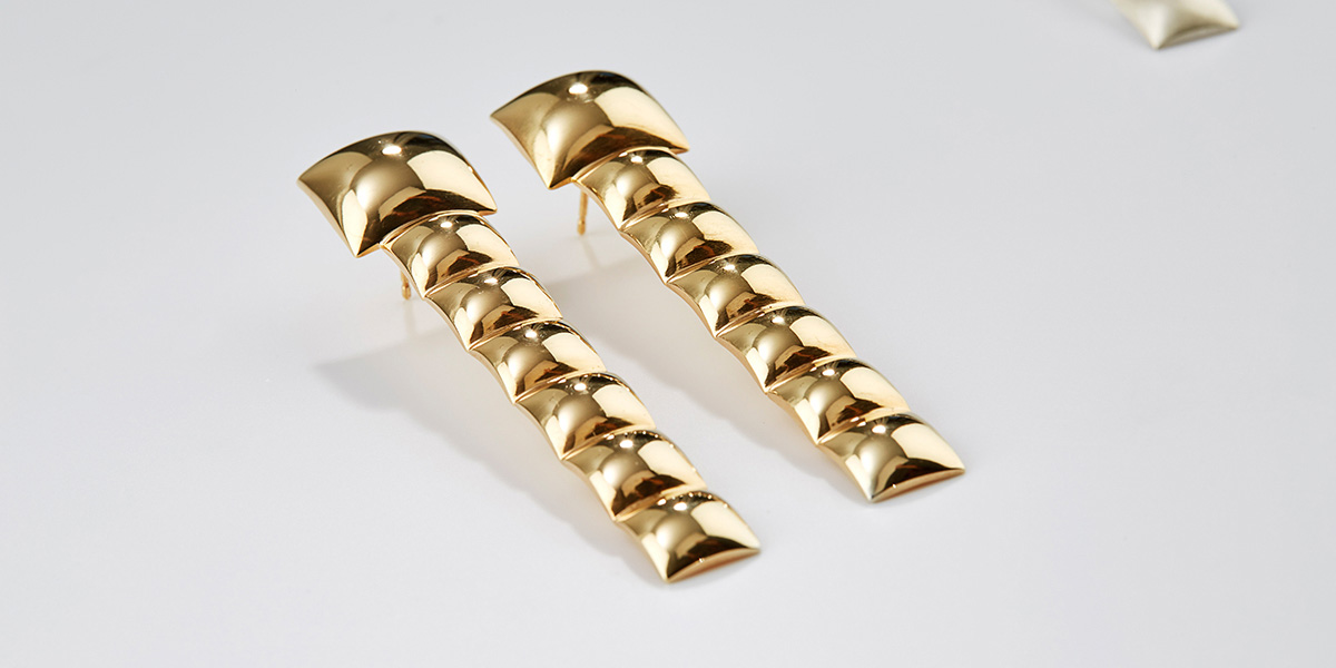 Sculpturale oorstekers, 18k goud