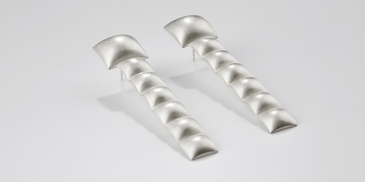 Sculpturale oorstekers, 18k mat witgoud