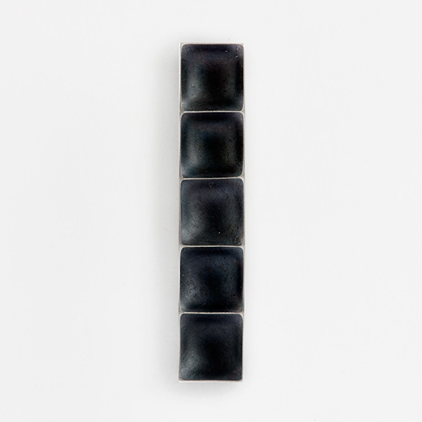 Sculpturale zwarte broche 18k witgoud en veerstaal