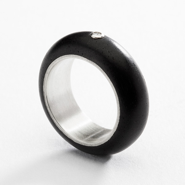 Unieke zwarte ring, 18k wit goud, diamant en ebbenhout